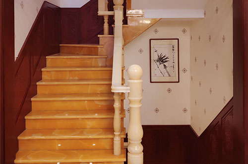 浉河中式别墅室内汉白玉石楼梯的定制安装装饰效果